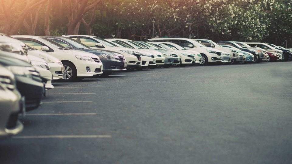 Fahrzeuge warten auf Abholung und Ankauf auf dem Autohof von Auto verkaufen Sassenberg